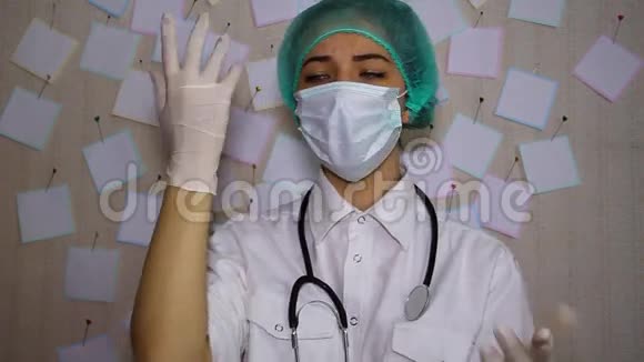 戴着面具的年轻医生下班后跳舞视频的预览图