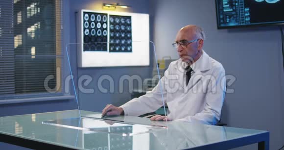 医生使用透明显示屏视频的预览图