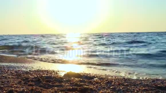 日出时美丽的海浪视频的预览图