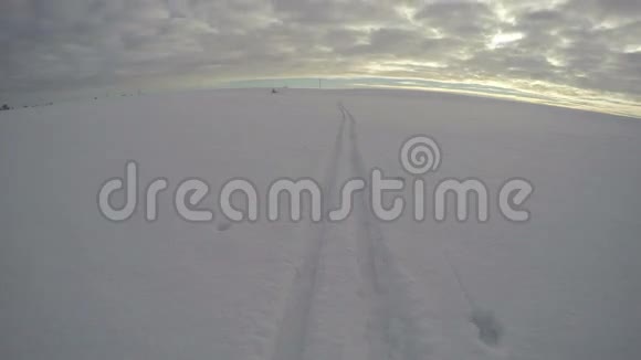 冬季夜晚雪地滑雪道时间间隔4K视频的预览图