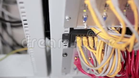 在一个巨大的数据中心关闭电缆和布线链接服务器打滑头视频的预览图