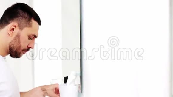 卫生间有牙线清洁牙齿的男子视频的预览图