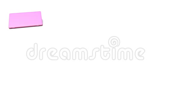 现代的粉色笔记本电脑白色背景上有一个空白的绿色屏幕有一个阿尔法通道视频的预览图