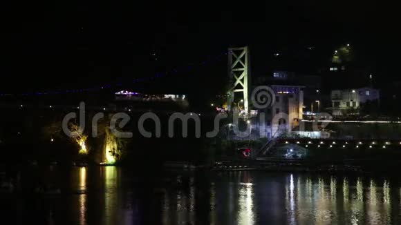 划艇桥和城市灯光的夜景视频的预览图