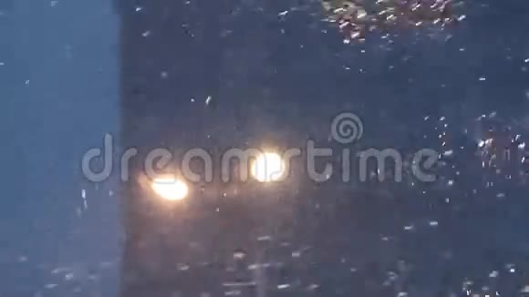 傍晚降雪时高层建筑附近的灯笼视频的预览图