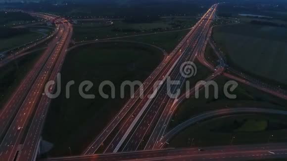 高速公路交叉口傍晚交通的鸟瞰图视频的预览图