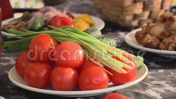 盘子傻瓜番茄葫芦和绿弓集中在一张桌子上视频的预览图
