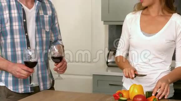一对可爱的夫妇喝一杯红酒视频的预览图