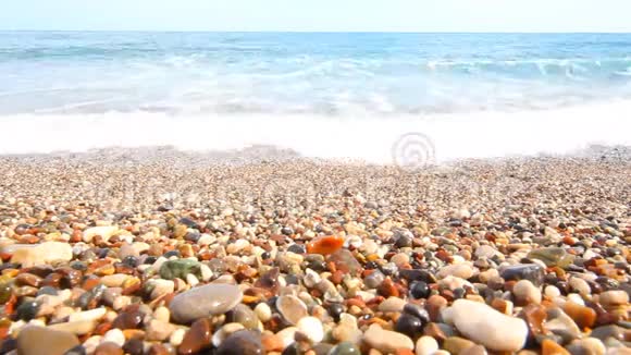最美丽的卵石海滩地中海视频的预览图