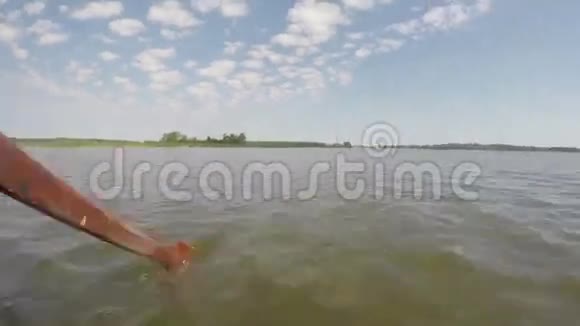 夏湖划船时间4K视频的预览图