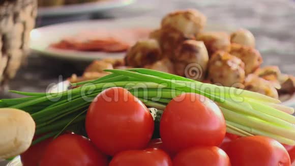 番茄和蝴蝶结放在盘子里炸的鸡腿集中在盘子里视频的预览图