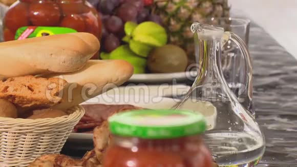 提供装饰面包炸吉肯腊肠和水果的桌子视频的预览图