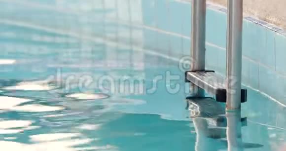 在游泳池游泳的亚洲妇女视频的预览图