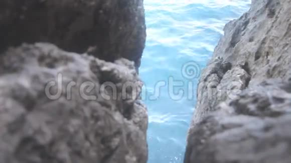 在地中海岩石中捕鱼视频的预览图