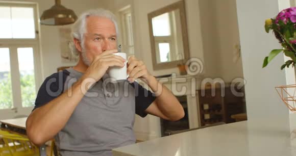 桌上有咖啡的老人视频的预览图
