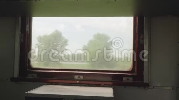 从旧动火车的窗口观看视频的预览图