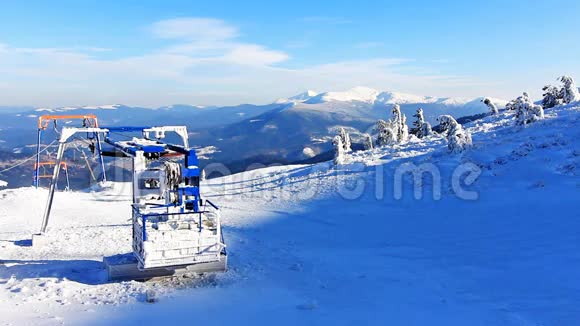 喀尔巴阡山冰雪覆盖滑雪缆车视频的预览图