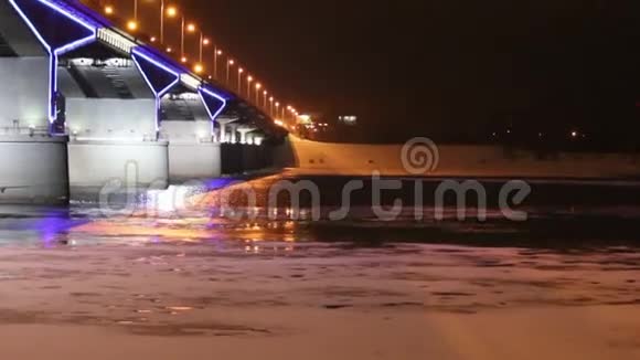 夜晚有冰照亮的桥和河视频的预览图