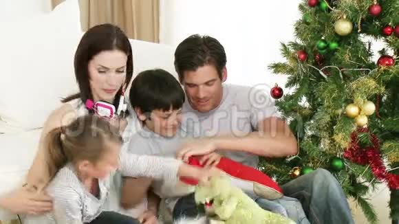一家人玩圣诞礼物视频的预览图
