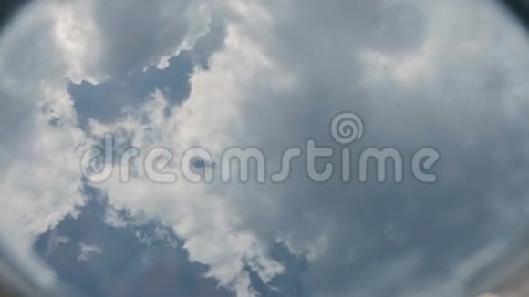 天空中飘浮的云在水中反射视频的预览图