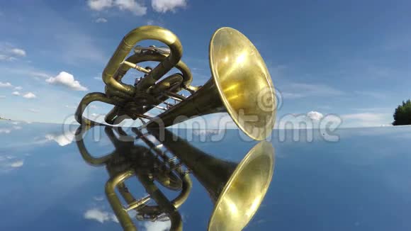 镜子上古老的复古金色乐器黄铜风乐器延时4K视频的预览图