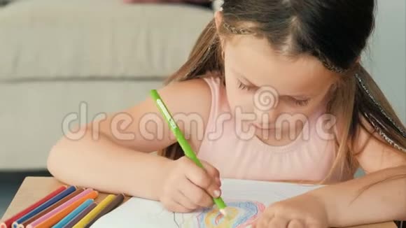 儿童绘画爱好艺术儿童休闲女孩绘画视频的预览图