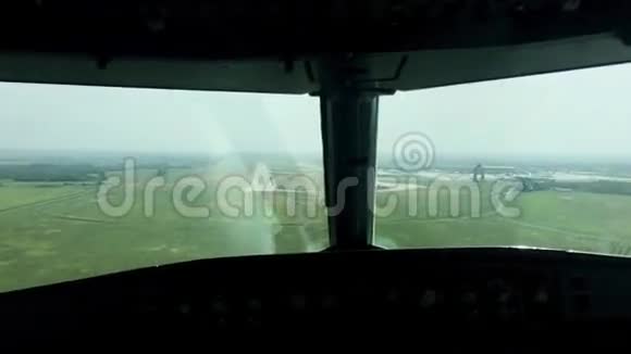 飞机在夏季着陆飞行员舱内的照相机视频的预览图