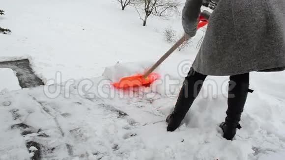 孤独的女人打扫雪视频的预览图