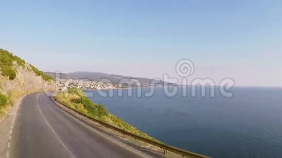 飞越亚得里亚海附近的高速公路视频的预览图