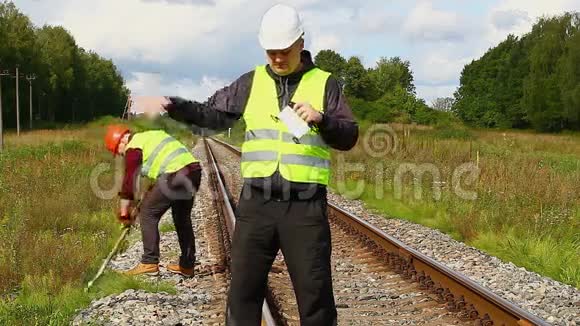 铁路工人用绳子和铲子视频的预览图