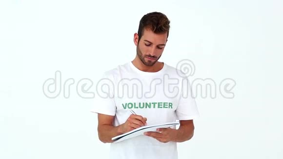 帅哥志愿者写在记事本上视频的预览图