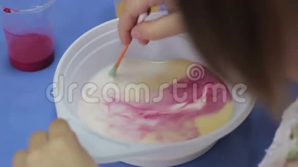 孩子们用牛奶画画视频的预览图