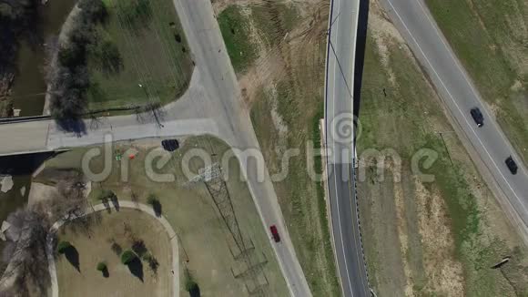 达拉斯35号高速公路前方公路的空中视频的预览图