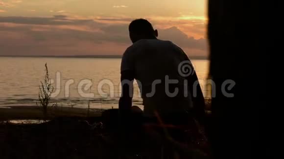灵活的人在海滩上做瑜伽莲花姿势视频的预览图