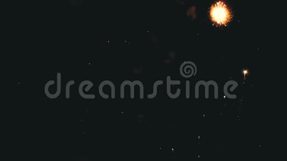 烟火在夜空中闪烁以180fps的速度缓慢移动真正的烟火视频的预览图
