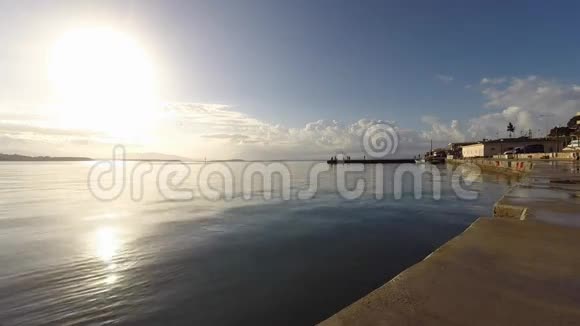 爱琴海日落时码头上的渔民视频的预览图