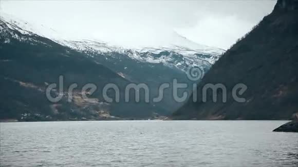 穿越挪威峡湾和山脉的运动视频的预览图