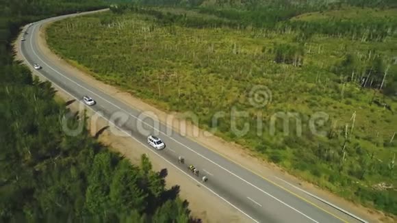 道路自行车和汽车的空中景观红牛跨西伯利亚极限4k视频的预览图