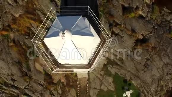 多翅目鸟瞰白色灯塔湖岩石无人机视频上升视频的预览图