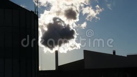 工厂烟囱上有太阳光束的黑烟视频的预览图