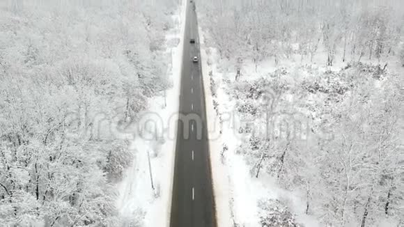 在冬季公路上行驶的汽车视频的预览图