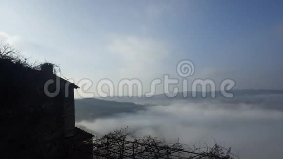 伊斯特里亚美丽的时光浮雾景观视频的预览图