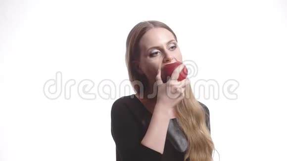 红唇吃苹果的美丽少女视频的预览图
