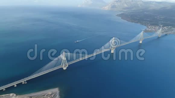飞越里约安蒂里奥的CharilaosTrikoupis桥视频的预览图
