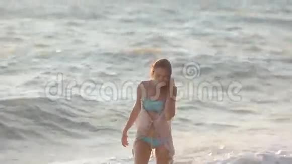 快乐的女孩沿着海走视频的预览图