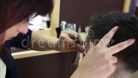 理发师为男性客户做时尚发型视频的预览图
