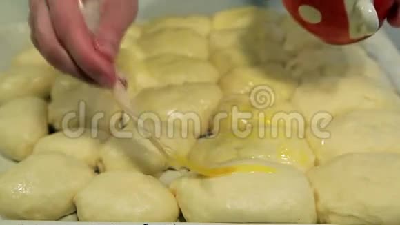 俄罗斯烹饪自制蛋糕视频的预览图