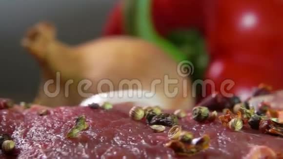 洋葱圈落在肉牛排上视频的预览图