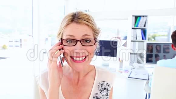 兴奋的女商人通过电话得到好消息视频的预览图