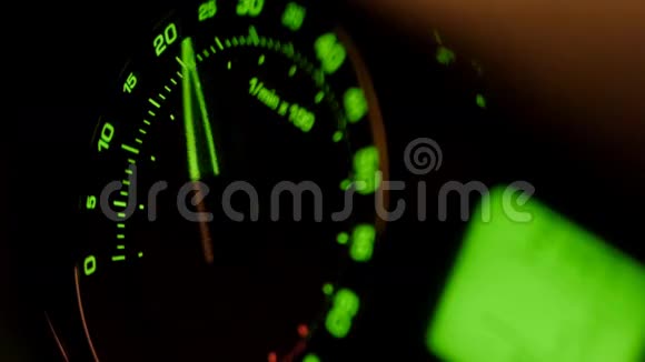 绿色汽车转速表箭头的运动视频的预览图
